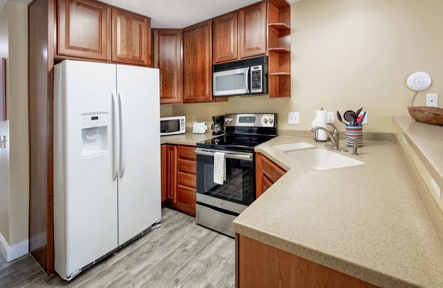 3 BEDROOM 3 BATHROOM ISLAND TOWN HOME (ENTIRE HOME)