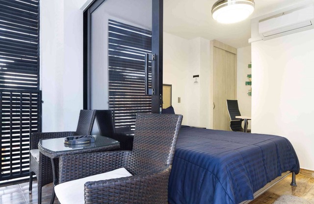 3 Bedroom 3 Hot tub AC part time doorman balcony apartment.