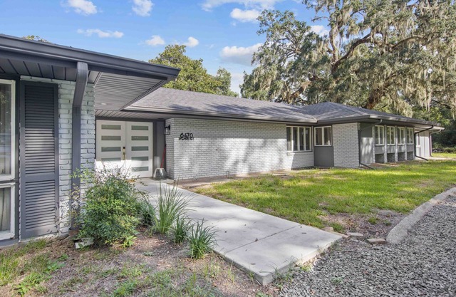 3-bedroom, 4 1/2 baths, house with WiFi, AC in wooded area in Saint Martinville