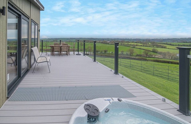 3 bedroom accommodation in Midsomer House, East Compton