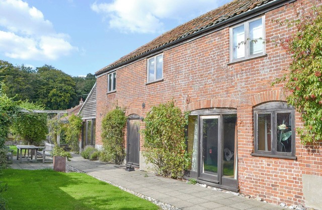 3 bedroom accommodation in East Somerton