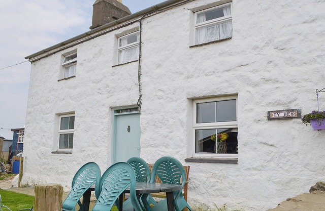 3 bedroom accommodation in Rhiw, near Pwllheli