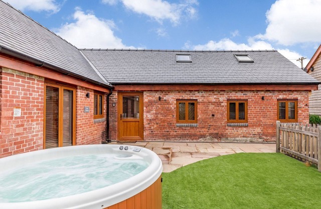 3 bedroom accommodation in Llandyssil, near Montgomery