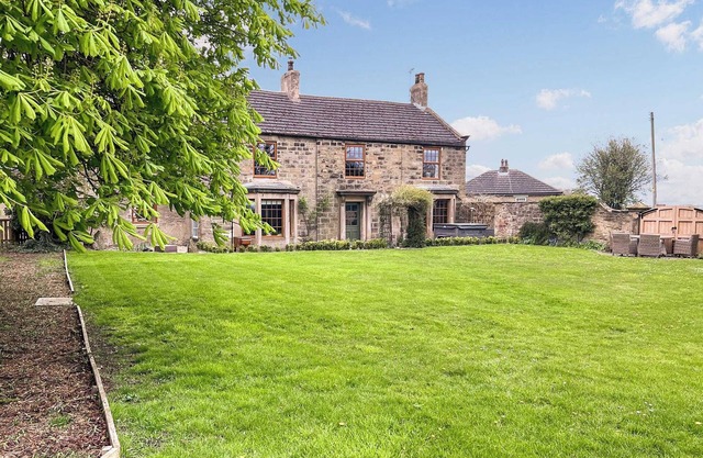 3 bedroom accommodation in Featherstone, near Wakefield