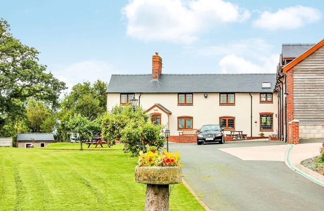 3 bedroom accommodation in Welshpool