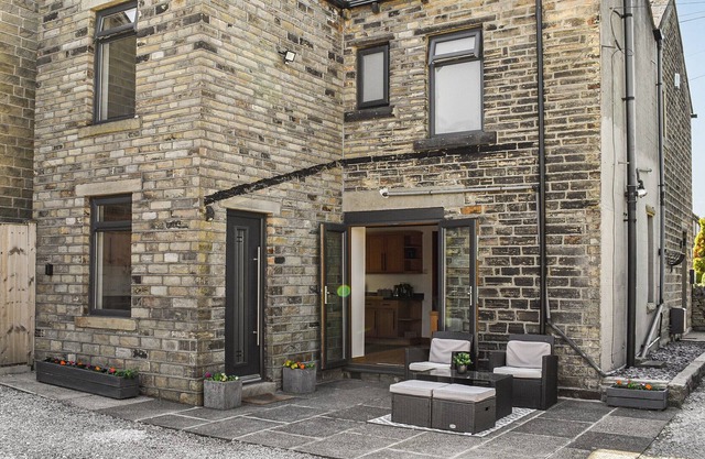 3 bedroom accommodation in Scholes, near Holmfirth