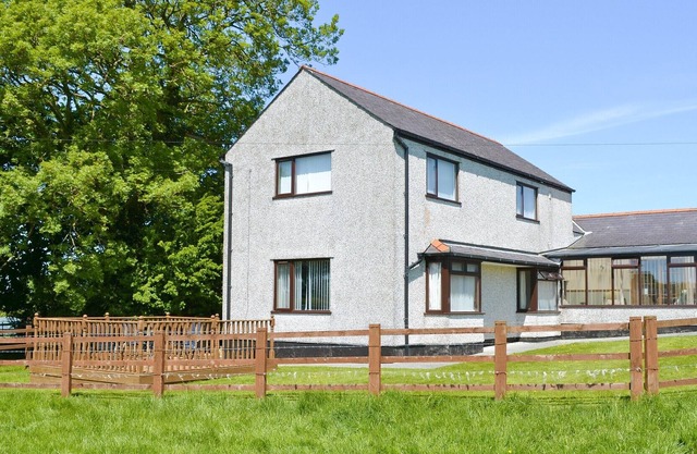 3 bedroom accommodation in Llangefni