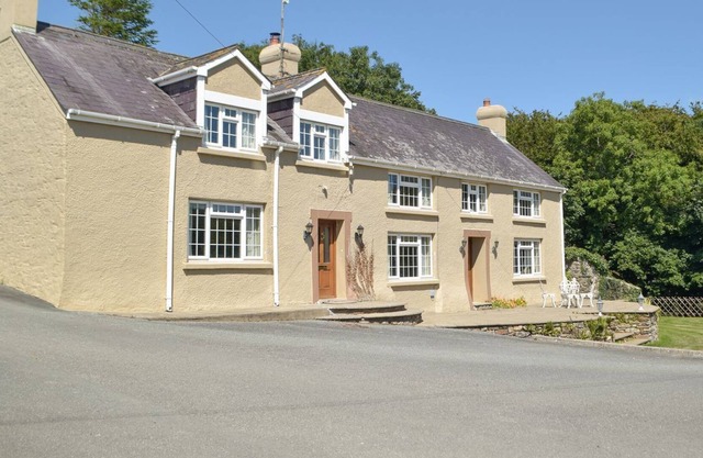 3 bedroom accommodation in Camrose