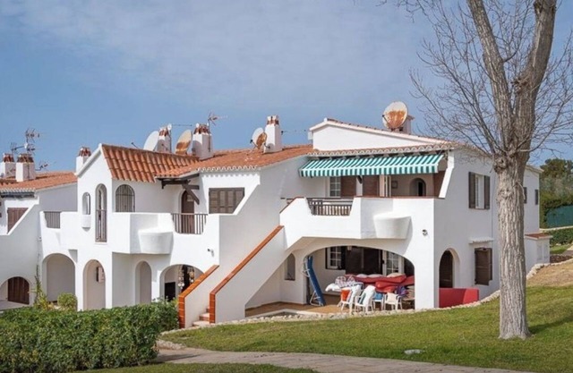 3-bedroom air-conditioned apartment a stone's throw from the beach