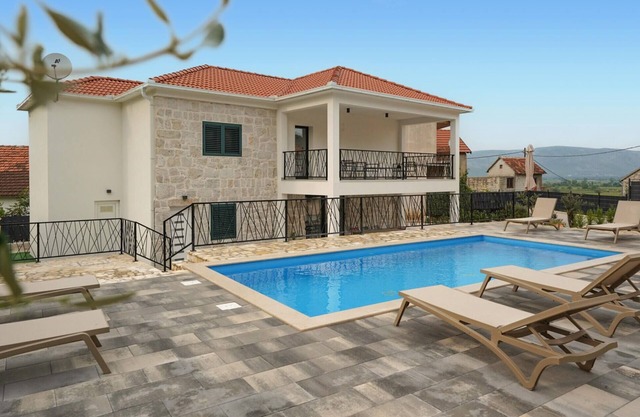 3 bedroom amazing home in Runovic