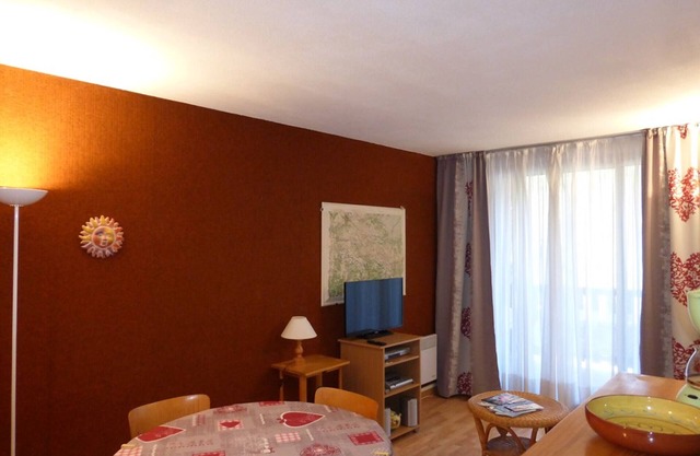 3-Bedroom Apartment with Balcony, Sleeps 6, Parking