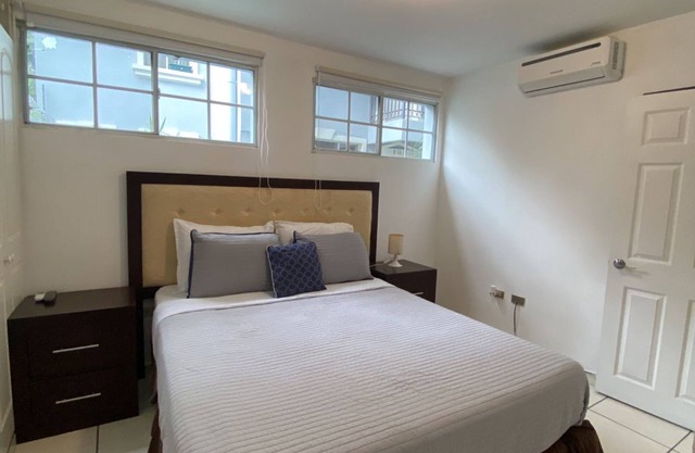 3-bedroom apartment in fabulous San Benito El Salvador/WiFi, AC