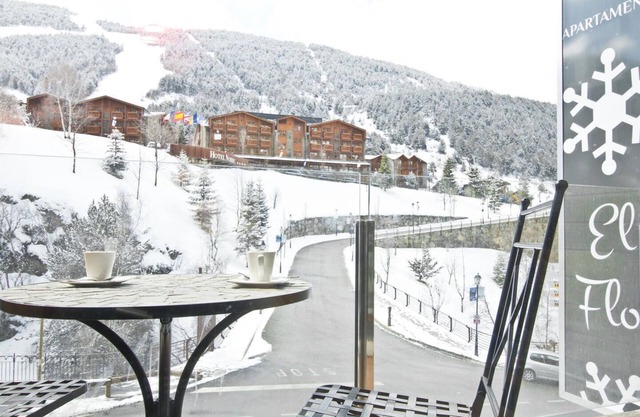 3 Bedroom Apartment next to ski slopes. 7 pax. FLOC 22
