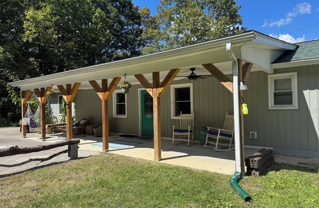 3-bedroom apartment in Newport. 27 minutes from Virginia Tech.