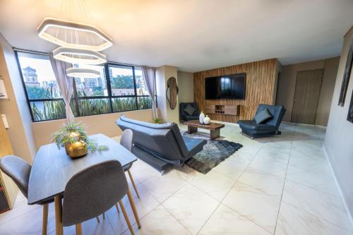 3 bedroom apartment, with arcade machine - 1 block from lleras park p7