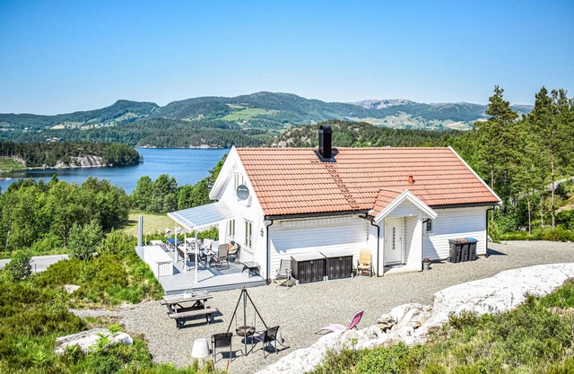 3 bedroom awesome home in Skjold