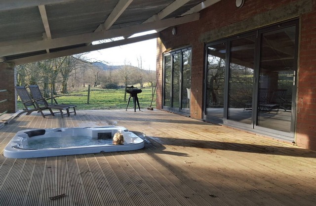 3 Bedroom Barn - sleeps 8 (Hot Tub)