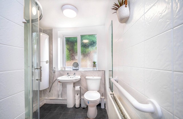 3 bedroom bungalow in Tonge Fold for Contractors and Relocation