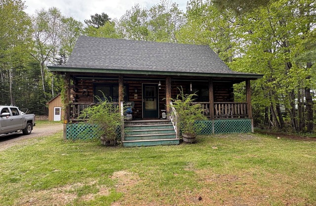 3-bedroom cabin in heart of Greenville, with WiFi, just 3 minute walk to Lake!