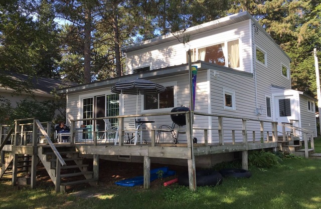 3 Bedroom Cabin On Long Lake, steps from water