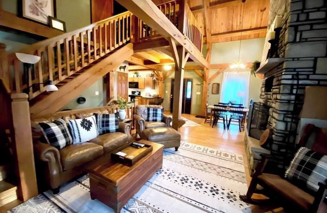 3 Bedroom Chalet, Hot Tub, Fireplace. Walk to Town.