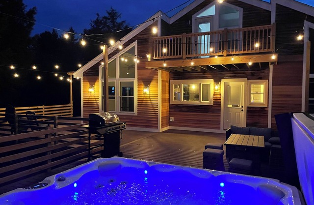 3 Bedroom Chalet with Hot tub on 3 private acre in the foothills of White Mnts