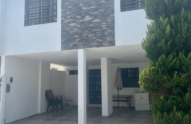 3-bedroom condo in phenomenal Ciudad Apodaca with AC, WiFi, 20 min from the air