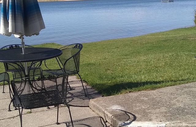 3 bedroom cottage directly on beautiful Silver Lake