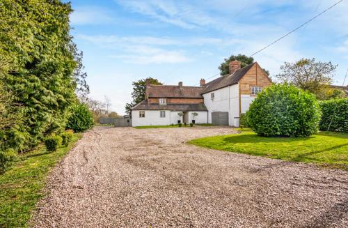 3 Bedroom Country Cottage with Private Garden