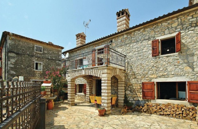 3 Bedroom Cozy Home In Kastelir