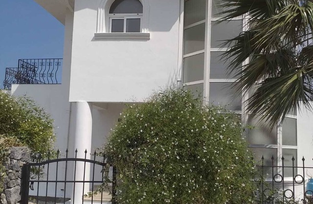 3 bedroom, detached villa with private pool & mountain and sea views