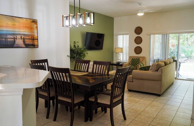 3-bedroom Enchanting Escape townhome, close to attractions!