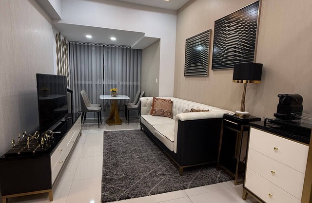 3 Bedroom Executive Suite Room with Excellent View of the City Skyline