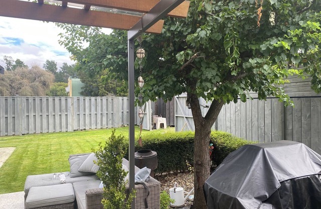3 bedroom family home, located in old Cromwell just 200 metres from the lake.