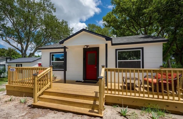 3 bedroom farmhouse cottage in Palm Harbor 11 mins from Honeymoon Island Beach