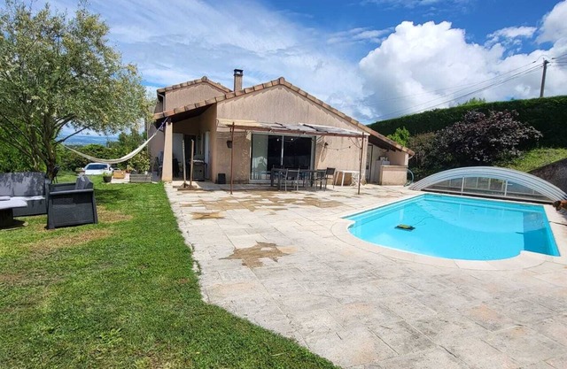 3-bedroom house with pool