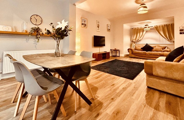3 bedroom house 2 mins from the beach. Wi-Fi, Netflix, prime, Disney tv included