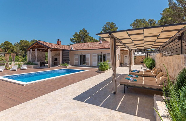 3 bedroom gorgeous home in Jadrtovac