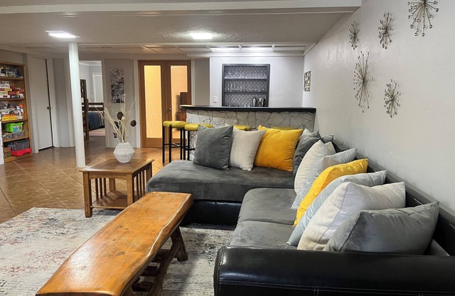3-bedroom Guest Suite with Hot Tub in a serene neighborhood