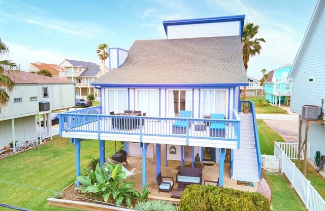 3-bedroom Gulfview beach house - golf cart included - Dog Friendly!