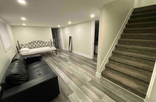 3 Bedroom Home, 3 Queen Beds, Close To All Amenities