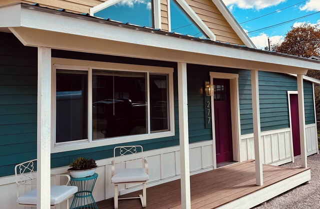 3-bedroom home by Flathead Lake with AC, WiFi, fenced in backyard, Pet Friendly