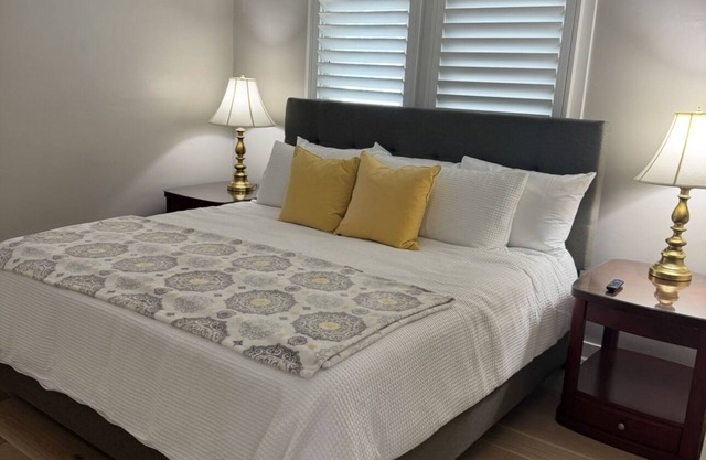 3 Bedroom Home Close to University/Garage