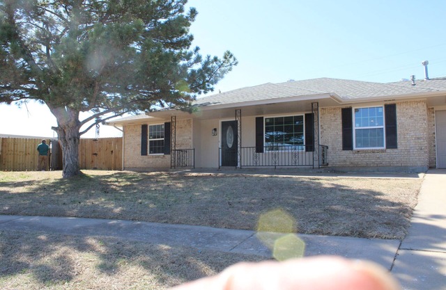 3-bedroom home in Lawton near Ft Sill with large yard, pool and Chefs kitchen