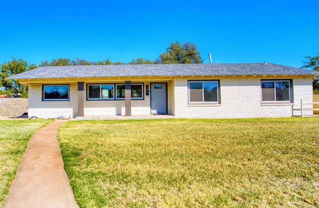 3-bedroom home in Old Midland/Downtown Area w/spacious backyard and fireplace
