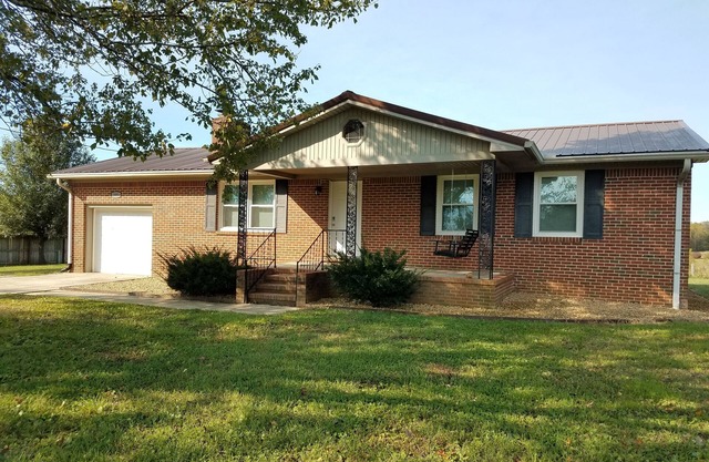 3 bedroom home in the country. Close to Cookeville! No cleaning fee!