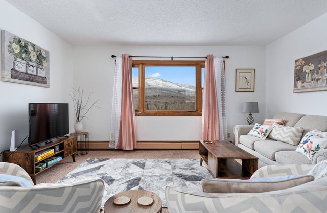 3 Bedroom Home with Views of Mount Elmore - 20 minutes to Stowe