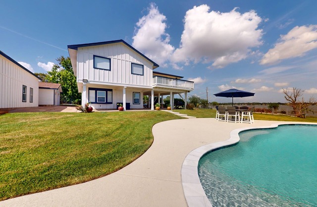 3-bedroom home with washer/dryer, TV, free internet, poon & amazing water view