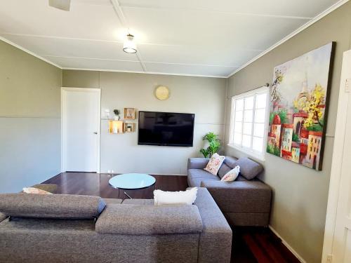 3 bedroom house 2000 m2 - 5 mins WALK to Torquay Beach, Hervey Bay