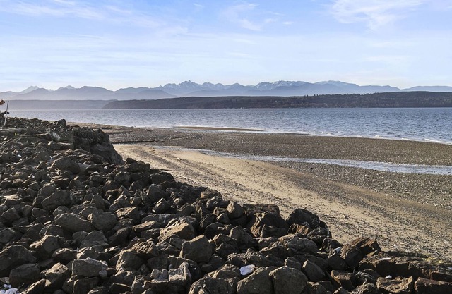 3 bedroom house and 1 bedroom cabin on the beach 180 deg. Mountain views